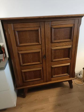 Mooie houten kast met deuren