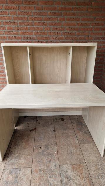 Bureau met opbergruimte