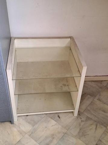 Witte kast met glazen planken