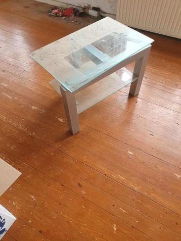 Glazen salontafel met metalen frame