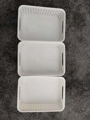 3 witte kunststof mandjes