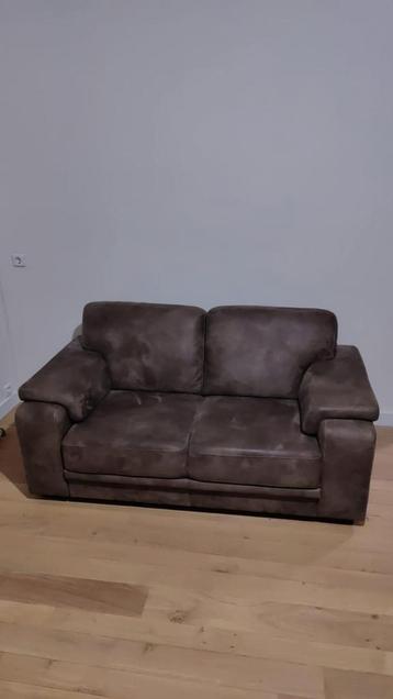 Comfortabel 2-zits bankje. Bruin, suedelook.