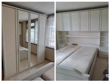 Bed zonder matrassen met kastenwand en kledingkast