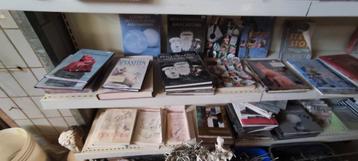 Heel veel kunstboeken. Veel duurdere klasse. +- een kast vol
