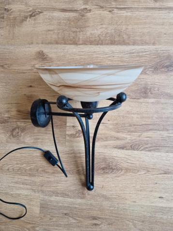 Mooie wandlamp met glazen kap in Griekse stijl