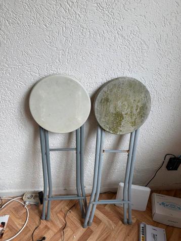 Twee barkrukken gratis af te halen