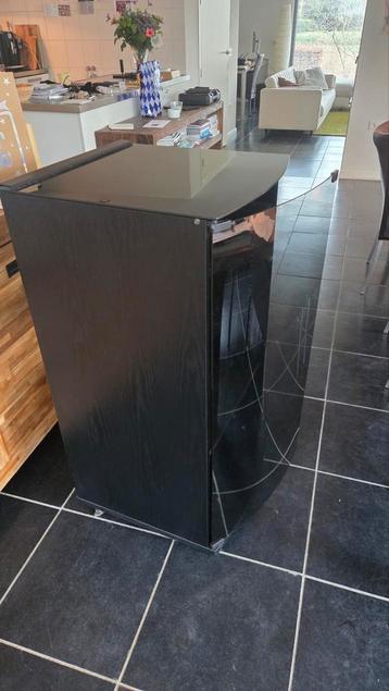 Zwarte stereokast met glazen deksel en deur