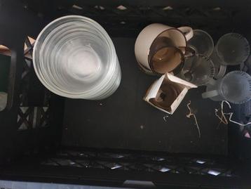 Glazen en schaaltjes en soepkommen