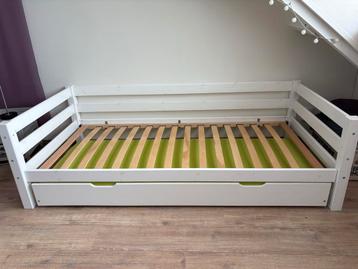 Wit houten bed met uitschuifbaar logeerbed