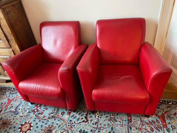 Twee rode leren fauteuils