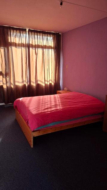 Gratis bed 140x200 met nachtkastje