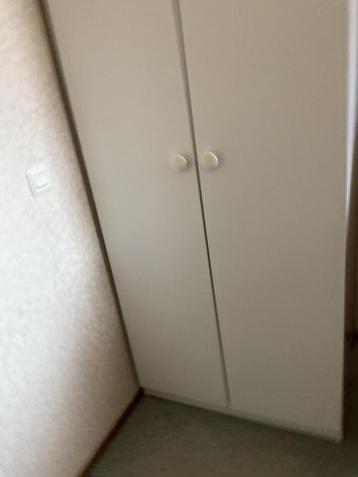 Witte kledingkast met deuren