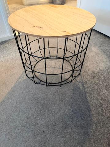 Leuk bijzettafeltje met metalen frame