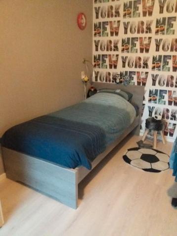 Een persoons bed( 2 stuks)