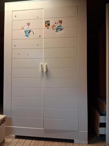 Degelijke kledingkast met hangruimte