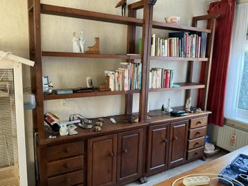 Houten wandmeubel met opbergruimte