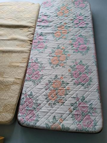 Twee eenpersoons matrassen