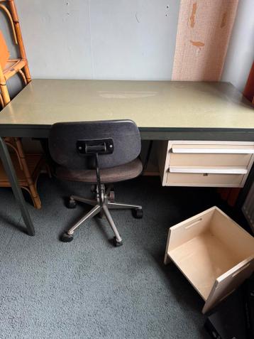 Gratis bureau (en stoel indien gewild)