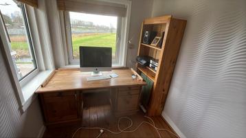 Bureau en kast gratis!