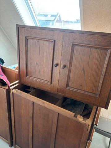 Houten kast met deuren en lades