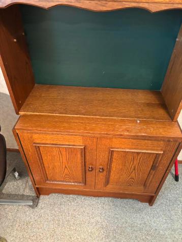 Houten kast met deuren en planken