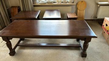 Lage tafels hout. Metalen bureau en lage schuifkast.