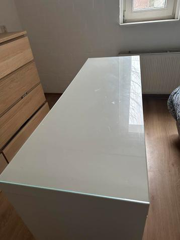 Compacte tafel met glasplaat