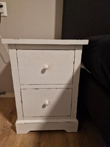 Wit nachtkastje