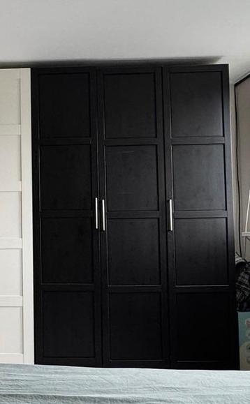 Gratis zwarte kledingkast