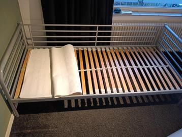 Gratis- eenpersoons bed. incl matras en lattenbodem