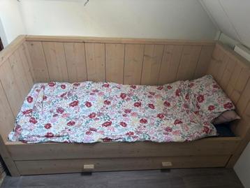 Steigerhouten bed