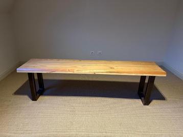 Houten bankje op stalen pootjes