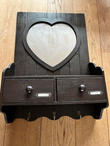 Gratis spiegel met kasgje en haakjes eronder