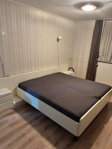 Nieuwstaat 2-persoonsbed met nachtkastjes en lampjes