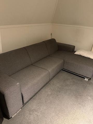 Diverse meubels: bank, kledingkast, bureau, ladekast