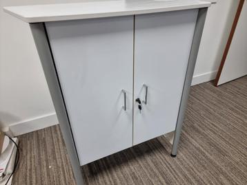 Kastje wit afsluitbaar. Inklapbaar te vervoeren.