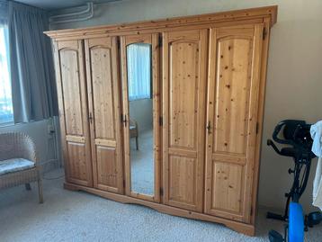 Slaapkamerkast, commode en spiegel Grenen hout