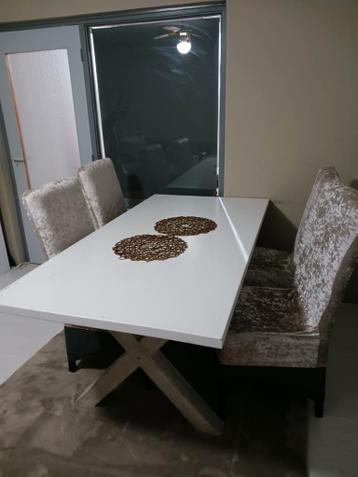 Tafel en 4 stoelen gratis