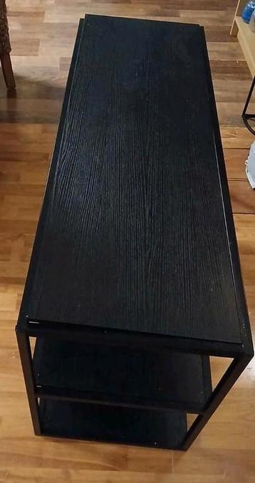 Tv meubel voor een bosje bloemen .