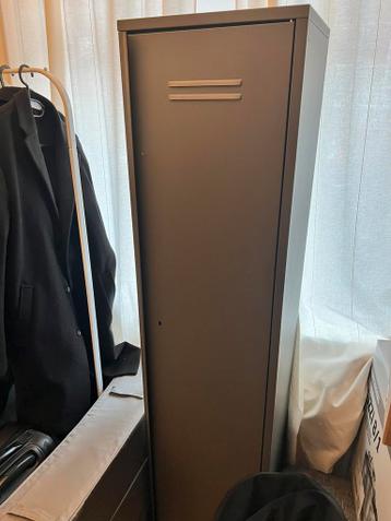 Grey locker