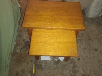 2 bijzet tafeltjes -> gratis