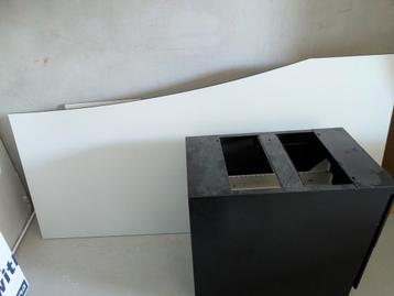 Groot bureau met ladekast