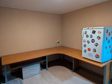 Gratis groot hoekbureau!!