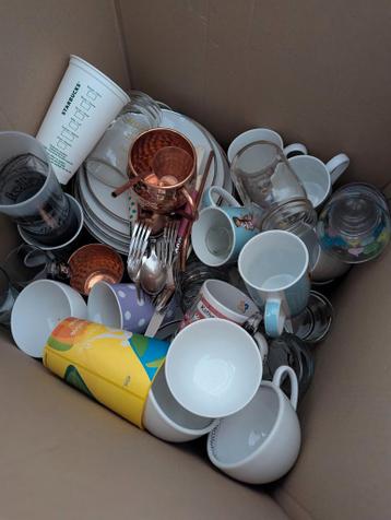 Gratis serviesgoed: kopjes, borden en bestek