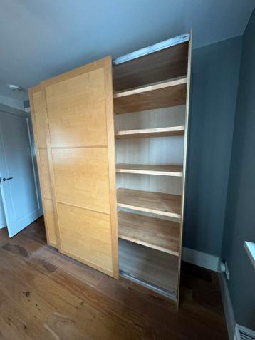 Ruime kledingkast met schuifdeuren