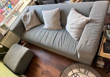 Grijze driepersoonsbank met hocker - zsm ophalen