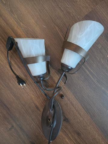 Mooie wandlamp met twee glazen lampenkappen