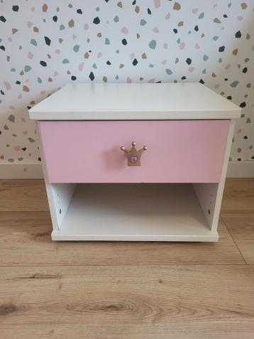 Leuk roze-witte nachtkastje