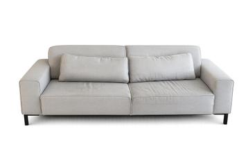 Grijze driezits bank met gebruikssporen