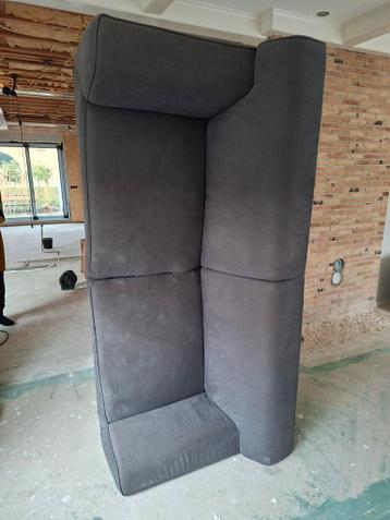 Gratis bank met kapotte vering + poef (20 euro)